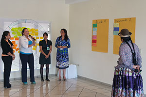 Raquel Blanco, Women Secretariat of the UD Party; Darmy Estrada, candidate for Congress by Partido Anticorrupción and Karla Padilla, candidate for Congress by Alianza Patriótica participate in a group exercise on Institutionalization of gender in electoral bodies during the Bridge seminar in Honduras. Photo: UN Women Honduras